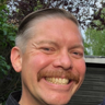 Smilende mann med bart