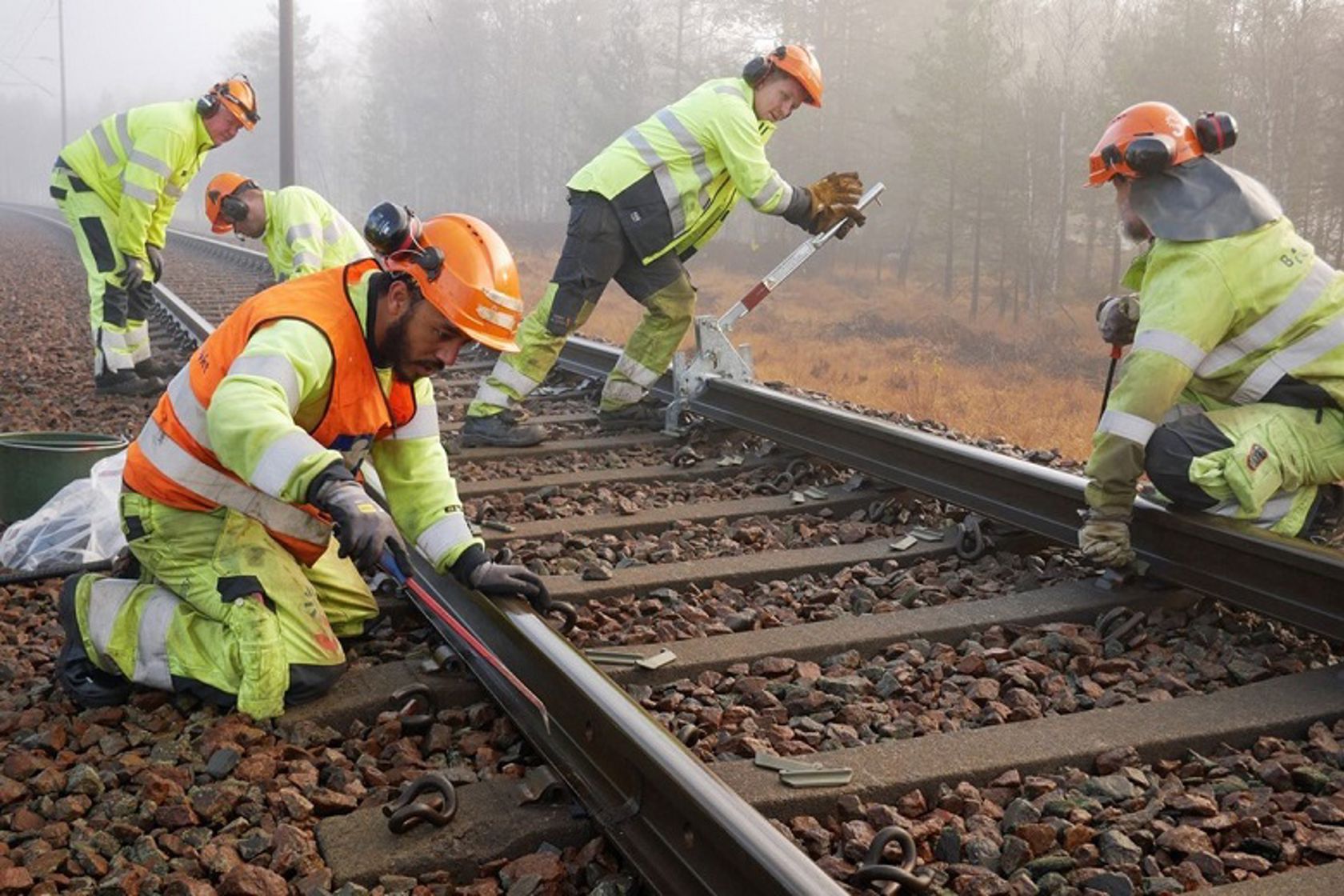 Anleggsarbeidere i et jernbanespor