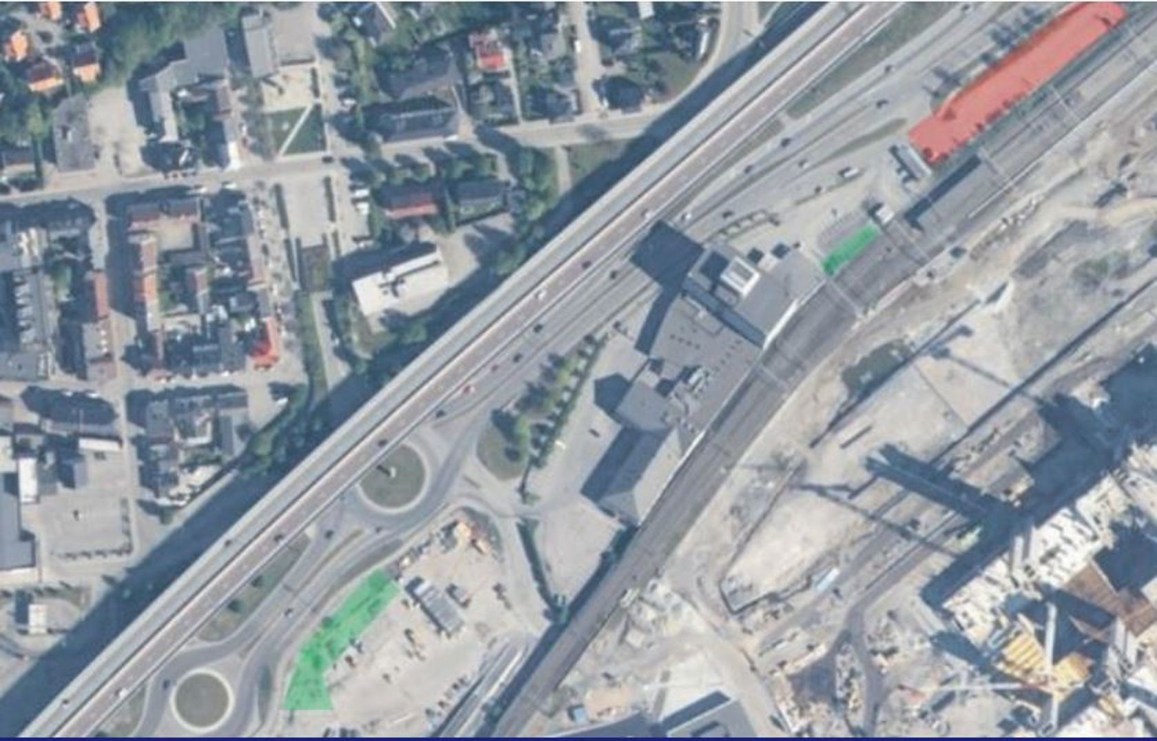 Kart som viser i rødt den gamle p-plassen ved stasjonen, og den nye markert med grønt lenger sør. 