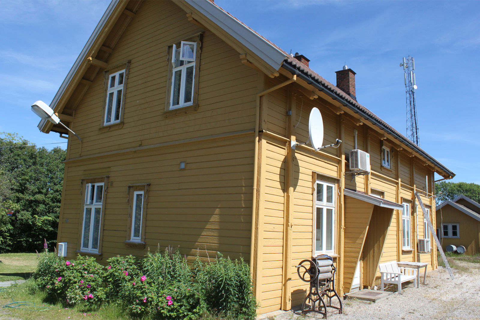 The station building at Dilling station
