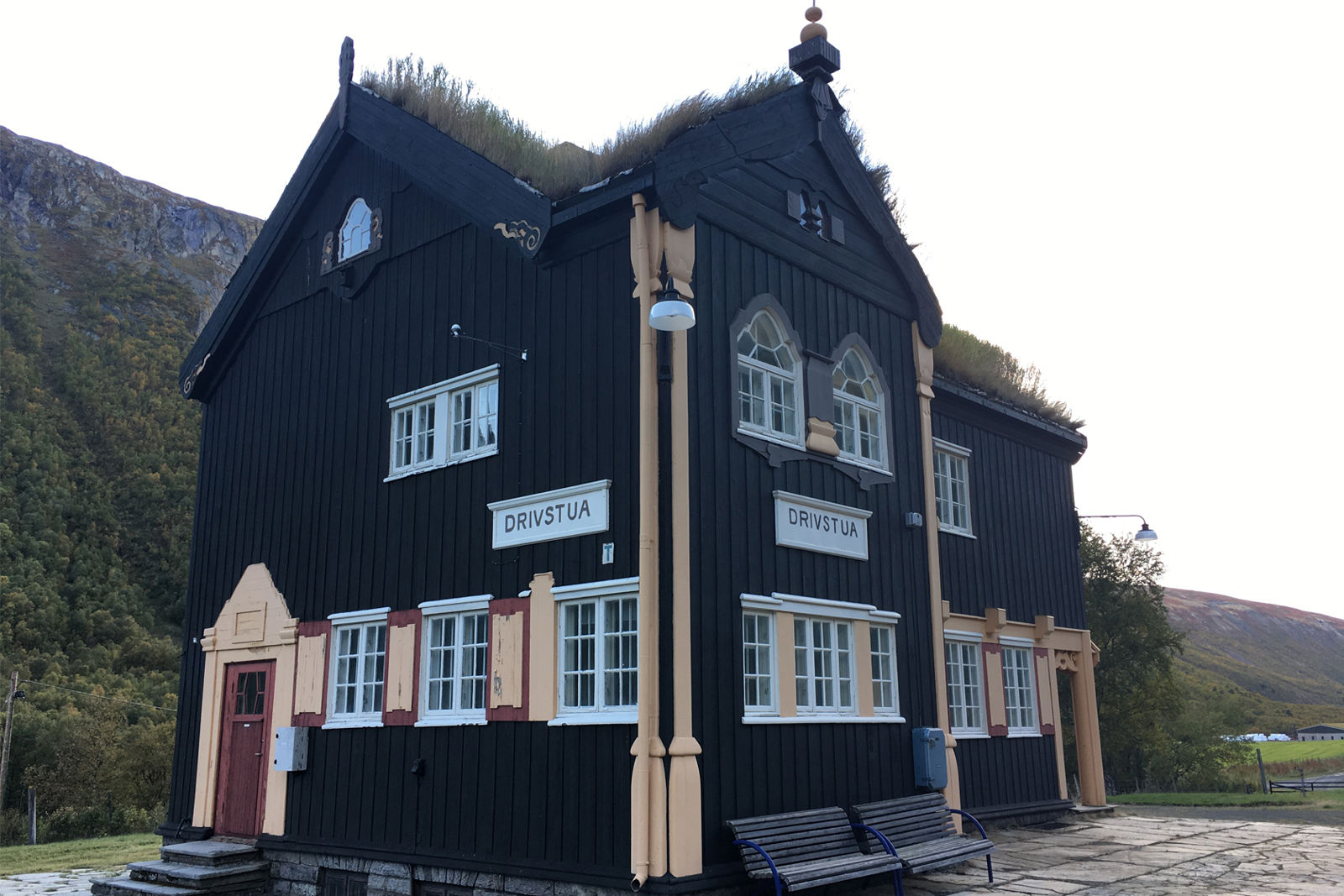The station building at Drivstua station