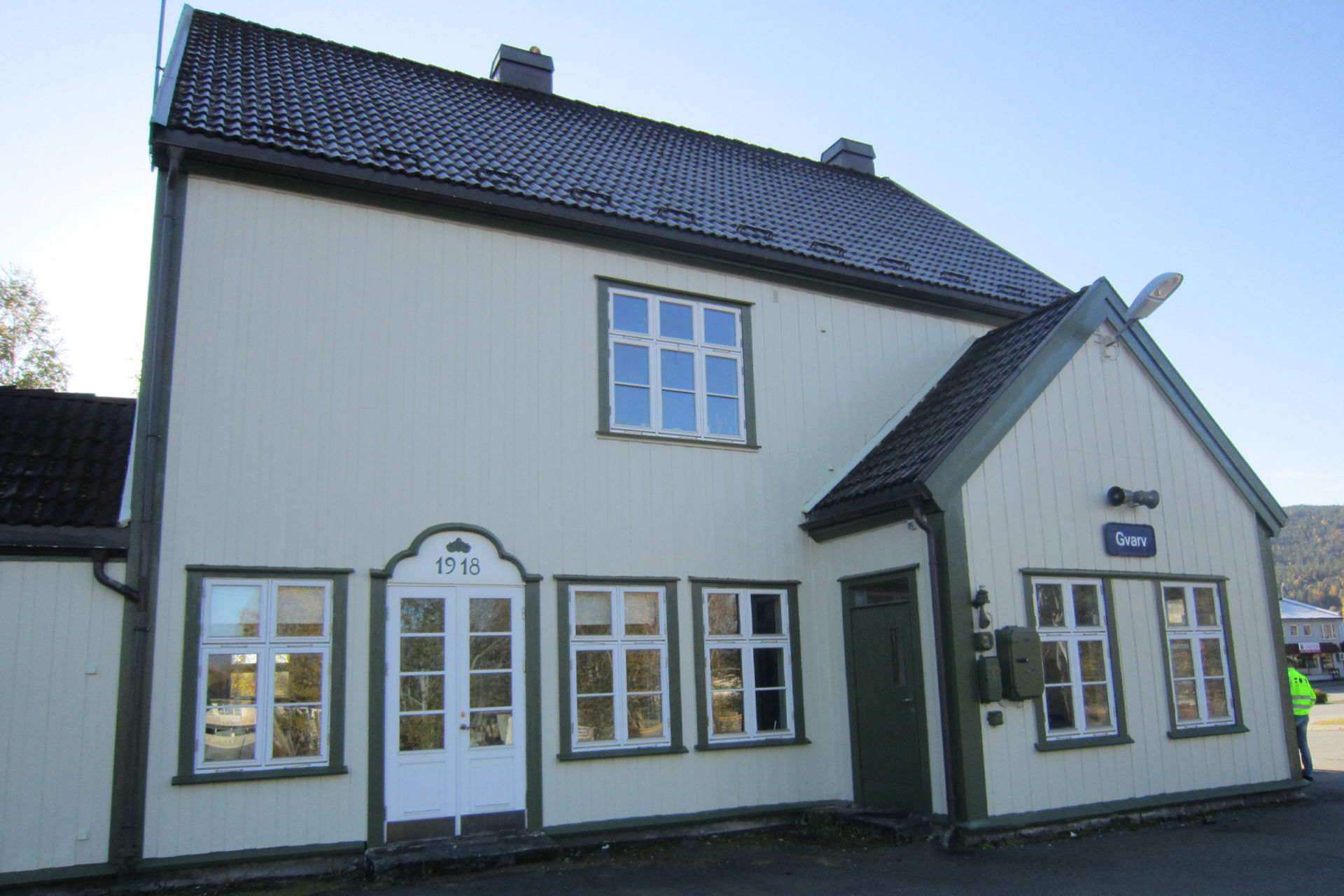 The station building at Gvarv station