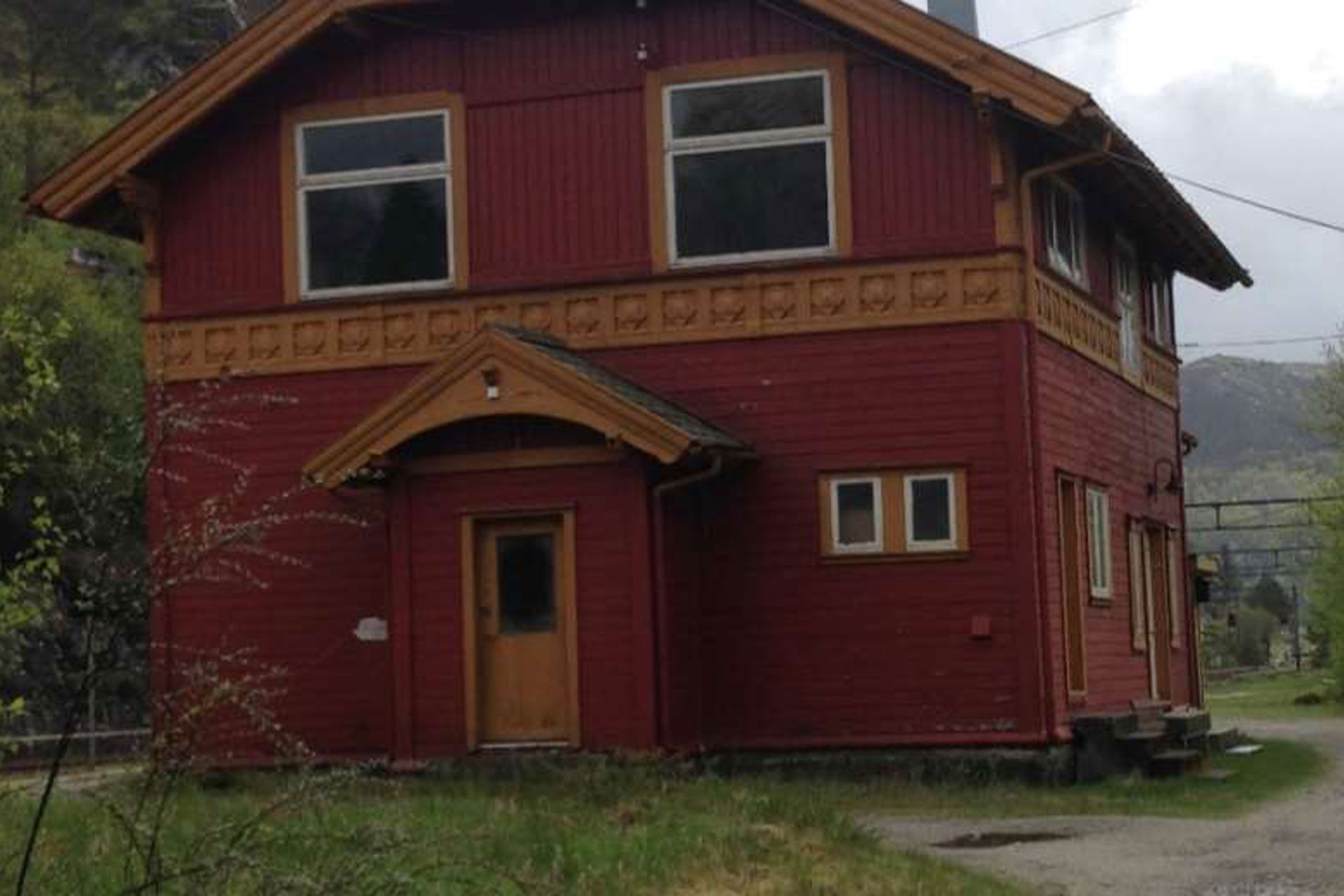 The station building at Heskestad station