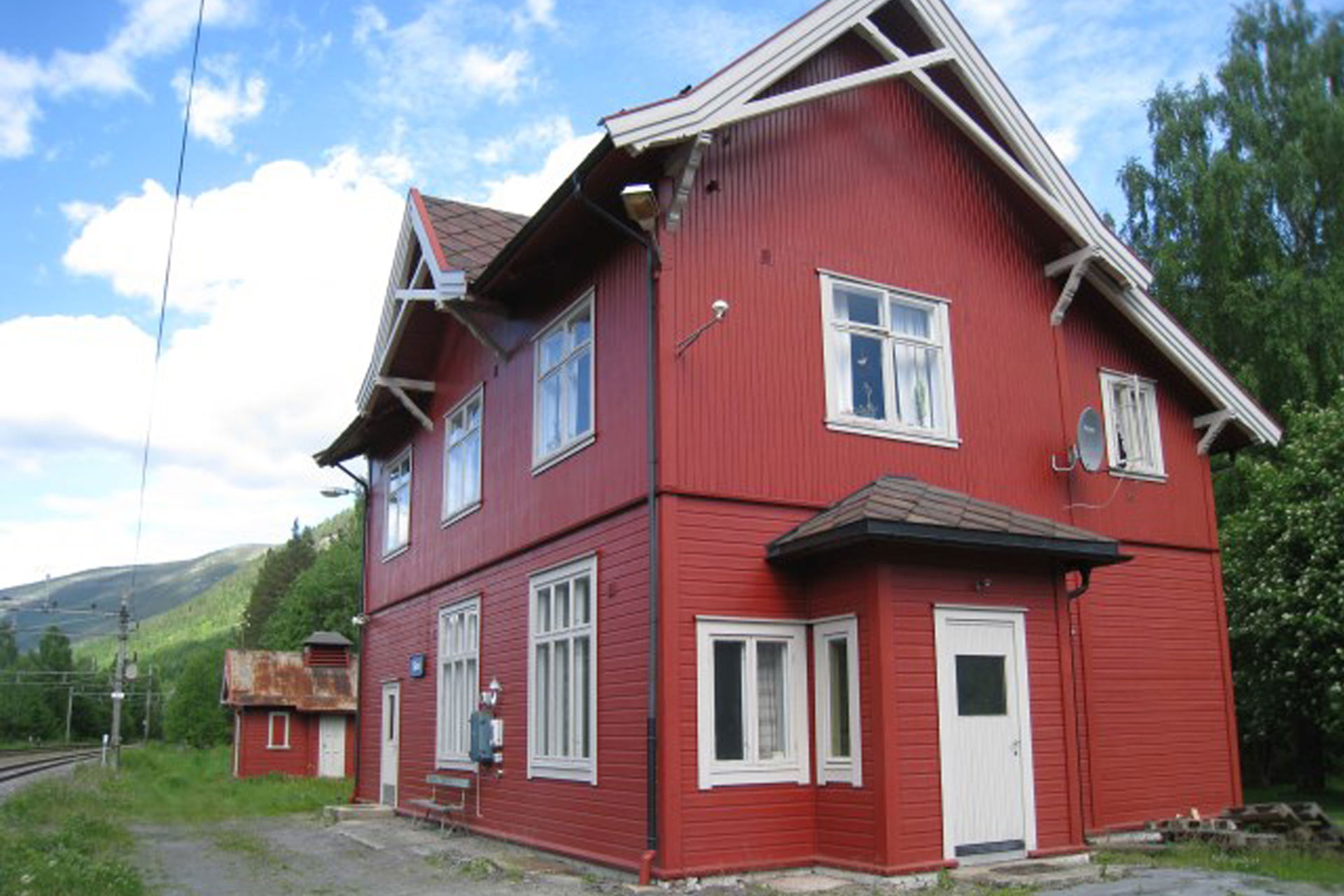 The station building at Sjoa station