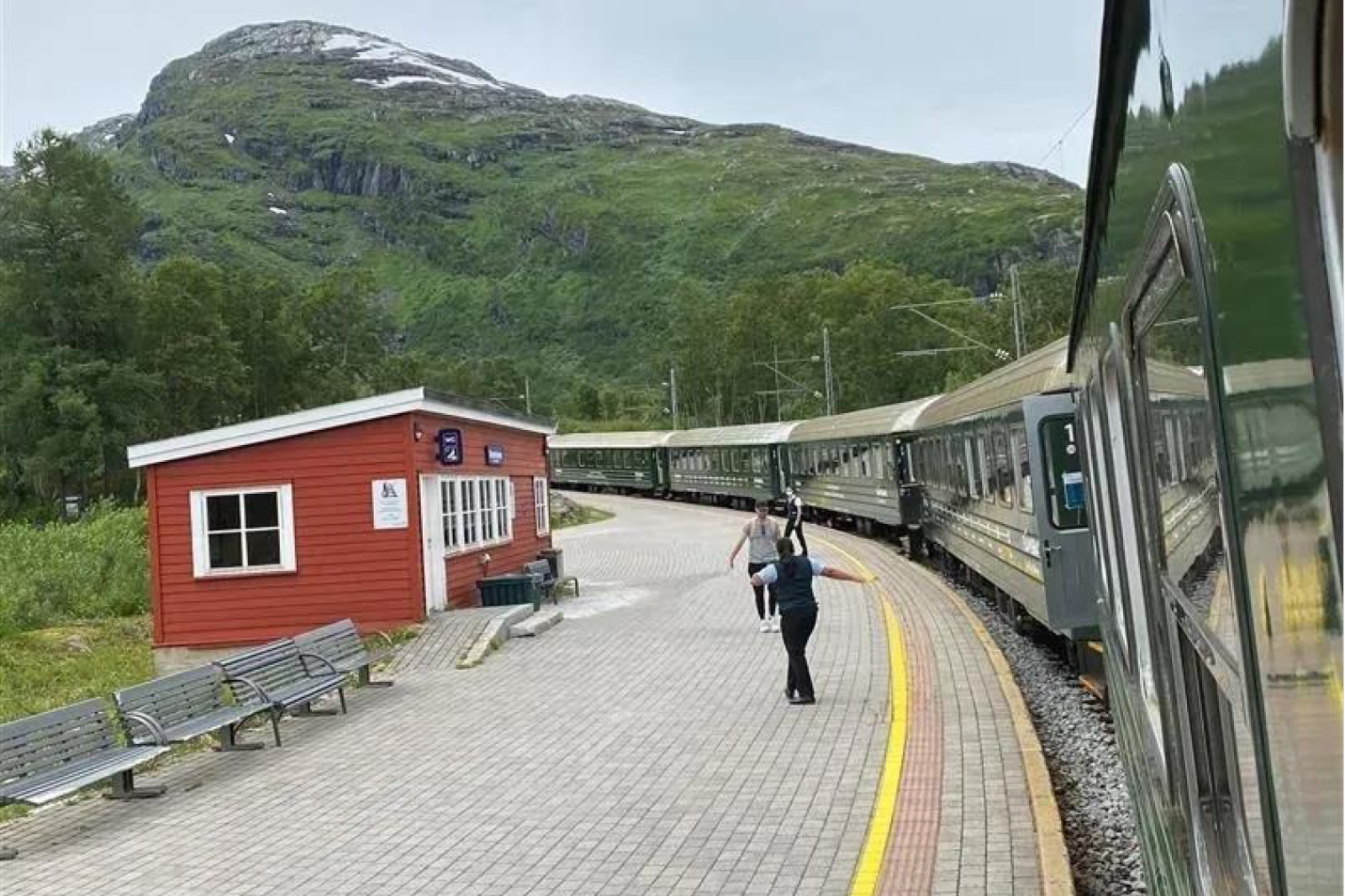 Eksteriørfoto av Vatnahalsen holdeplass